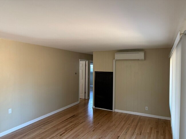 Foto del edificio - 3 bedroom/1 bath home with additional deta...