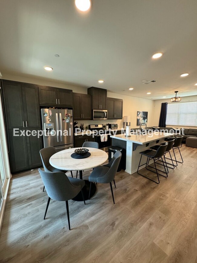 Building Photo - 3 bed 3 bath Home