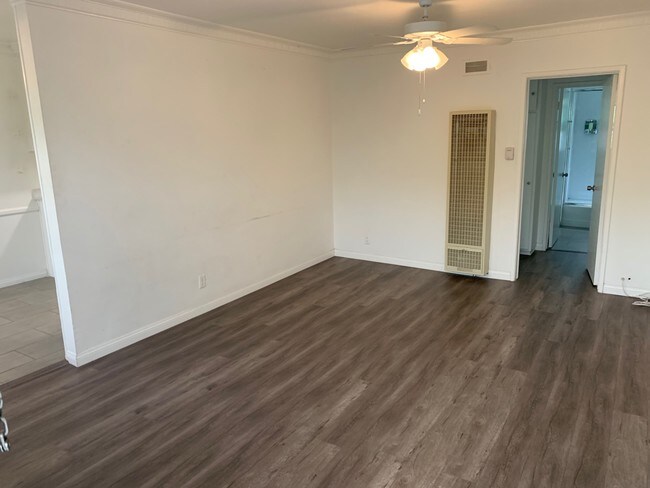 Foto del edificio - 8270 Norton Ave