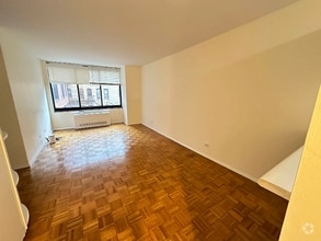 Building Photo - 215 W 95th St