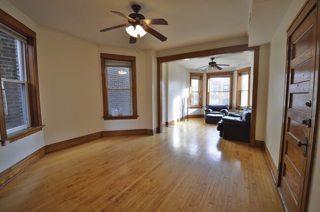 Building Photo - 2736 W Evergreen Ave