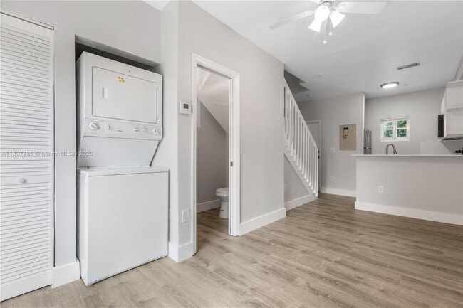 Building Photo - 1421 SW 3rd St