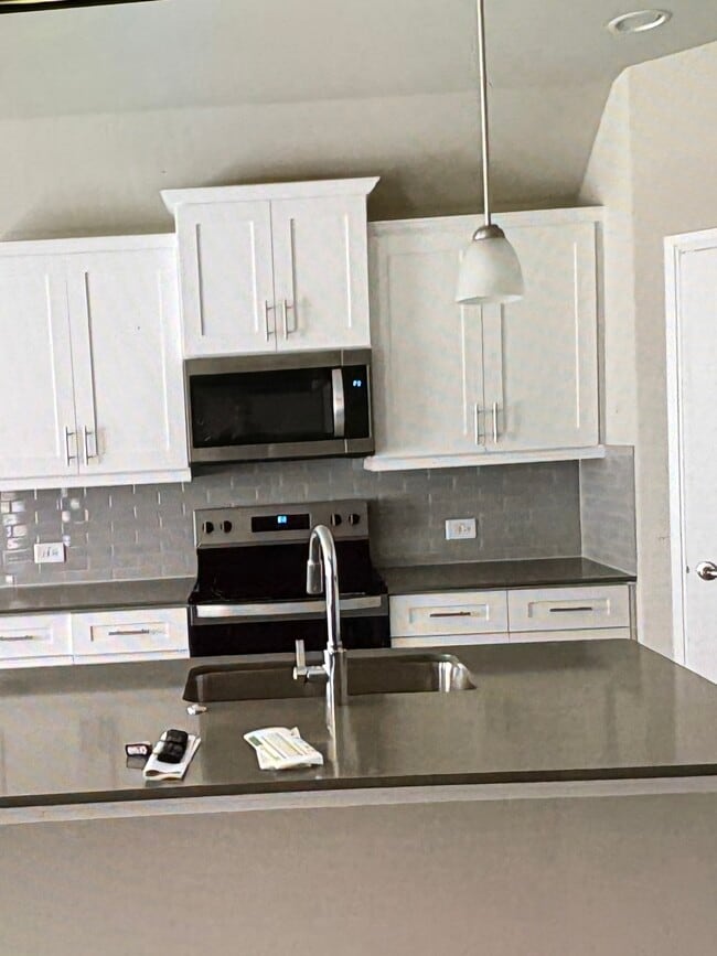 Building Photo - 449 Livingston Dr