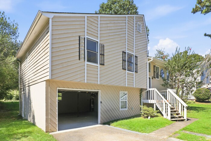 Building Photo - Charming 3-Bedroom Home with Spacious Deck