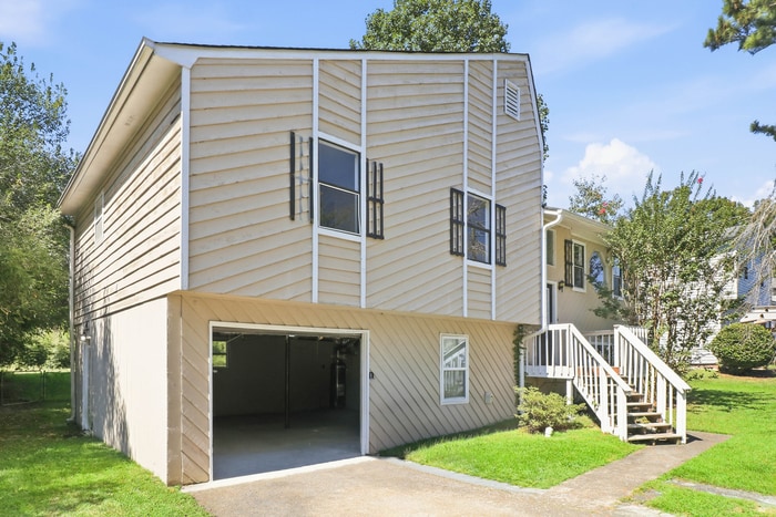 Foto del edificio - Charming 3-Bedroom Home with Spacious Deck