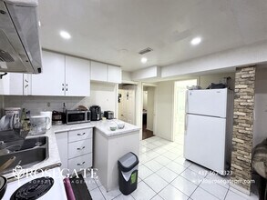 Building Photo - 5948 Leeside Crescent