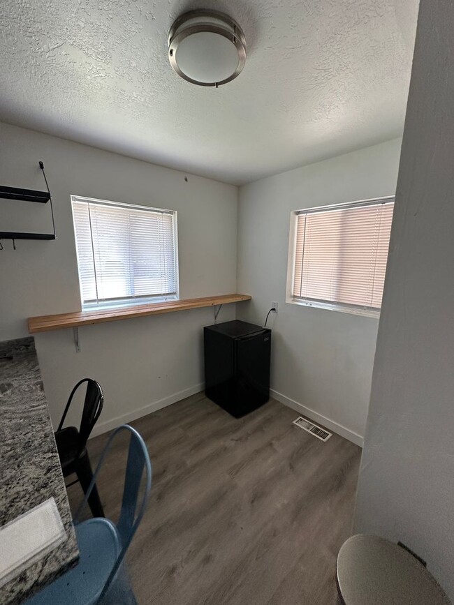 Building Photo - Charming basement apartment