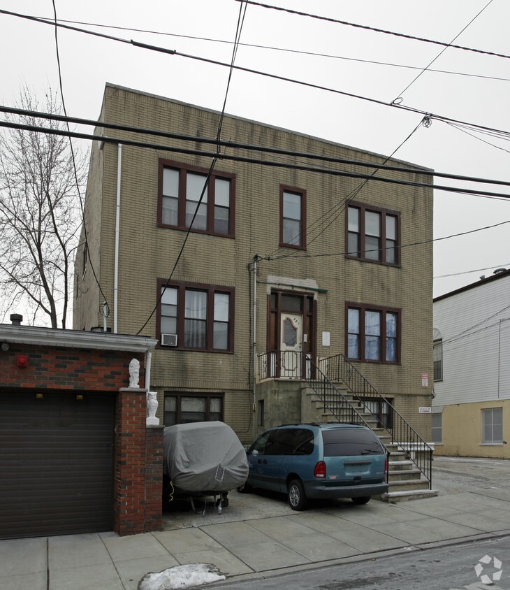 Building Photo - 321 4th St