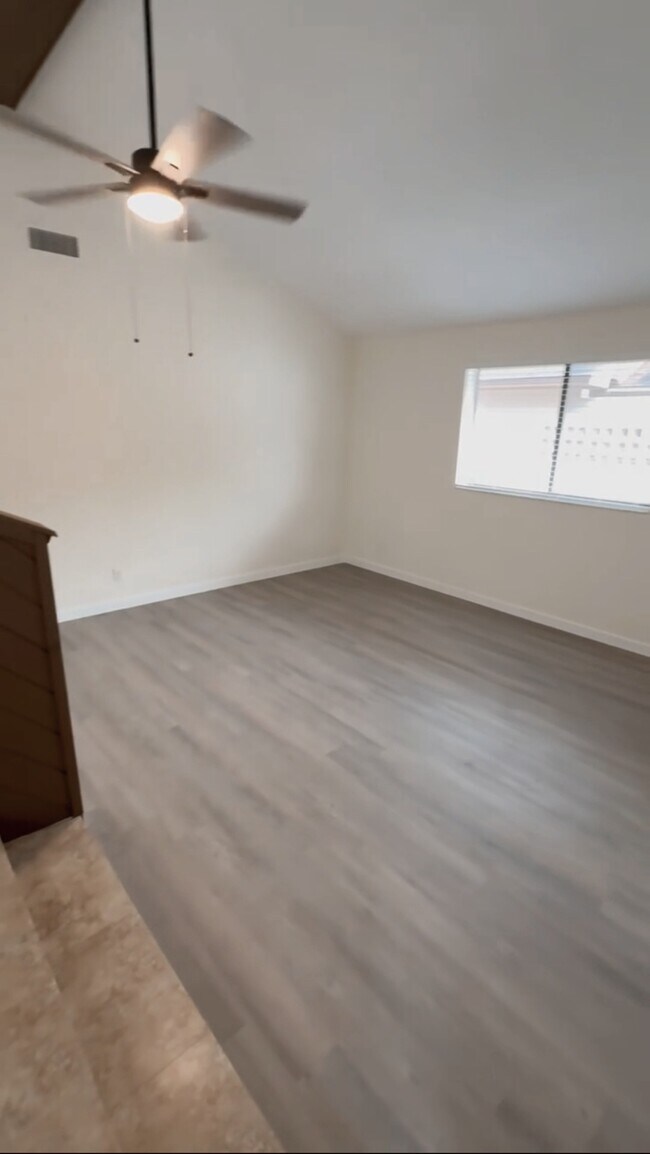 Foto del edificio - 121 Springwind Way