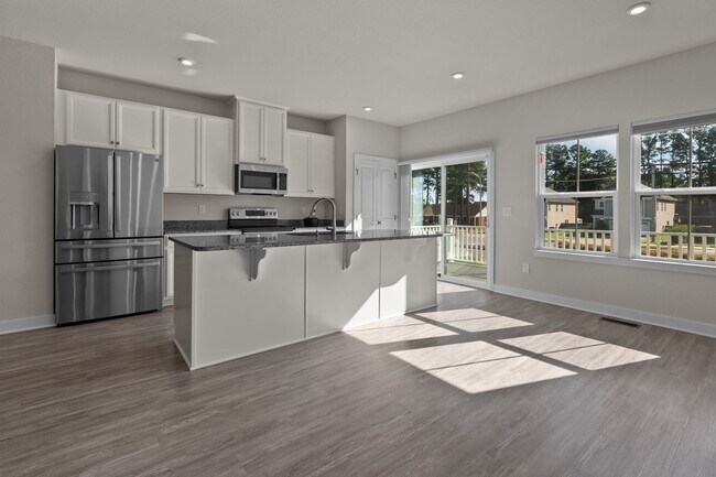Building Photo - Stunning three-level townhouse in the hear...