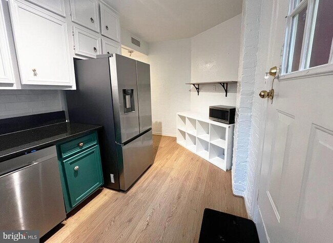 Foto del edificio - 3014 Dent Pl NW