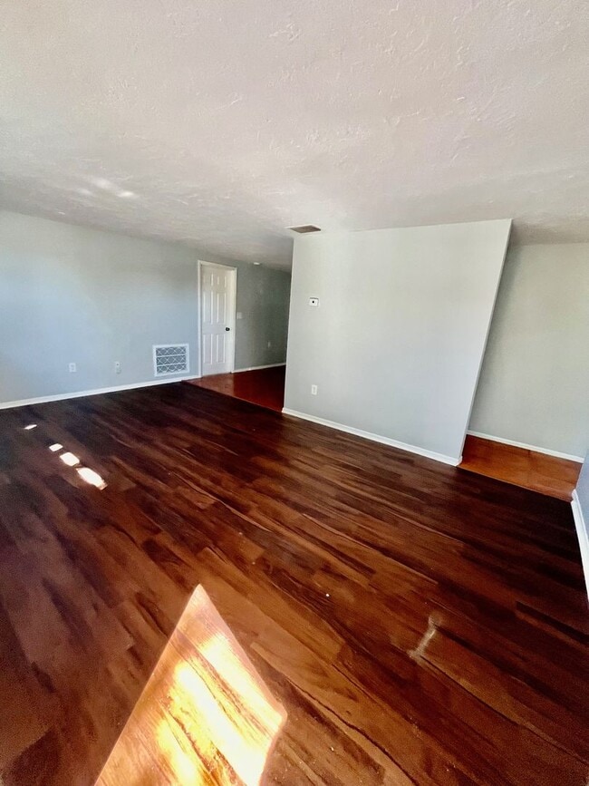 Building Photo - Spacious 3BR/2BA Port Richey home! No application fee!