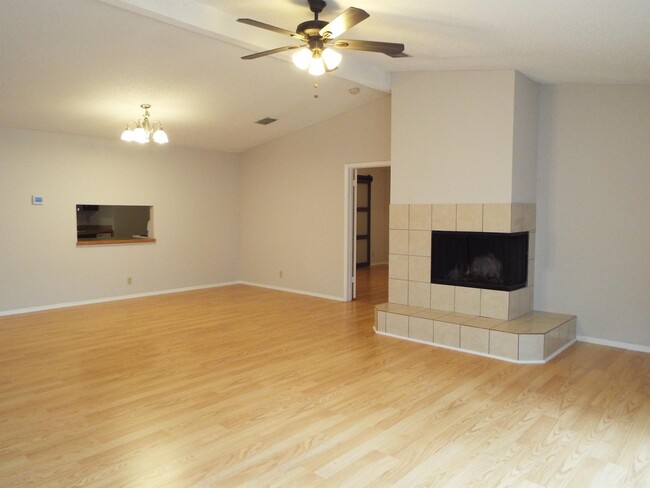 Building Photo - 6830 Country Hill