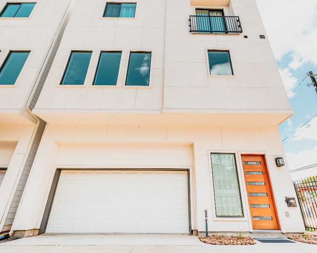 Photo - 639 W 16th St House