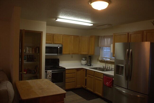 Building Photo - 535 S Elm St