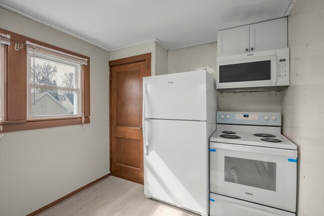 Building Photo - 521 Main St E