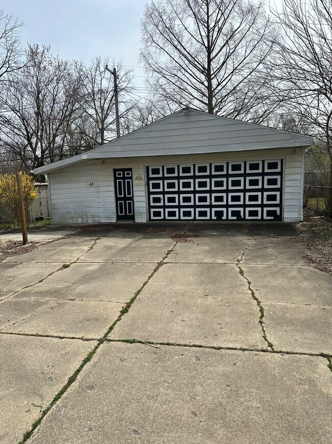 Building Photo - 638 E Tennyson Ave