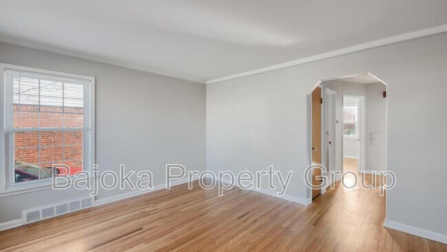 Foto del edificio - 357 Emmons Blvd