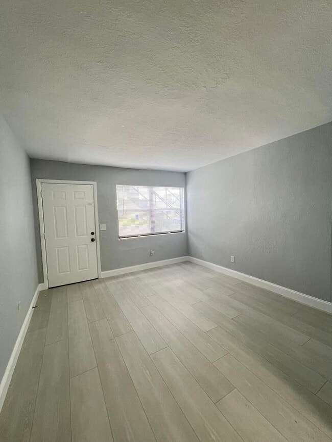 Building Photo - 1273 W 34th St