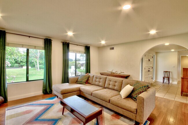 Building Photo - 1349 Hillside Dr