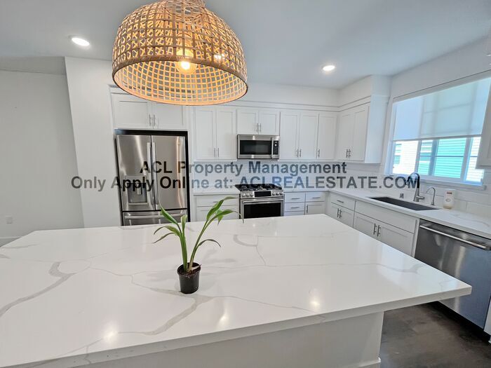 Foto principal - Modern 4-Bedroom Home with Solar, EV Charg...