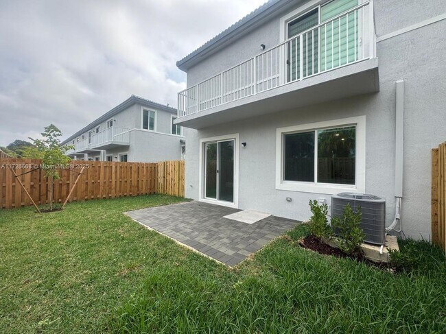 Foto del edificio - 705 SE 13th St Cir