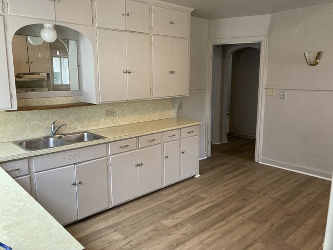 Building Photo - 2 Bedroom, 1 Bathroom Lower Unit in Downto...