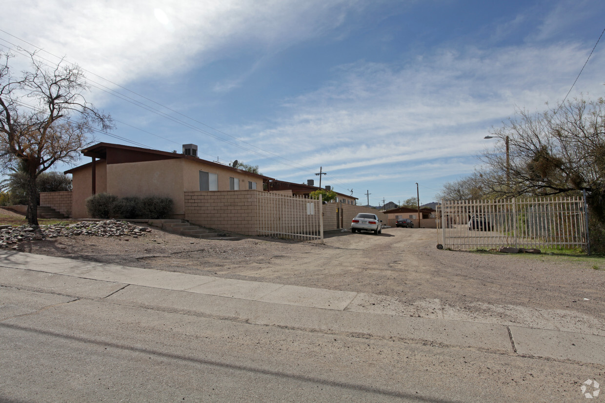 Building Photo - Villas Sentinel