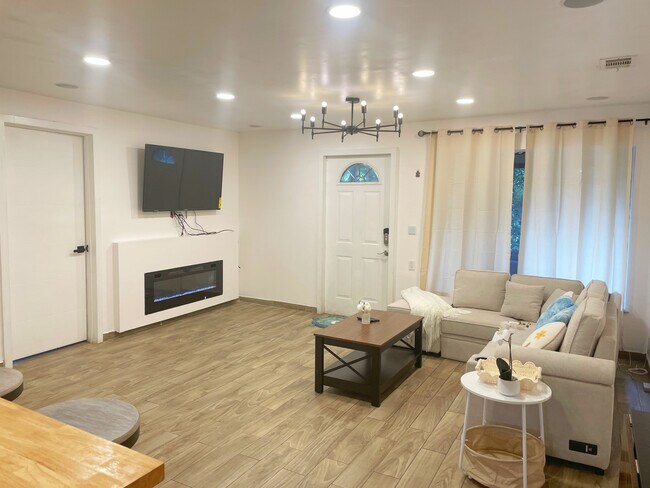 Building Photo - 5907 S Farragut Dr