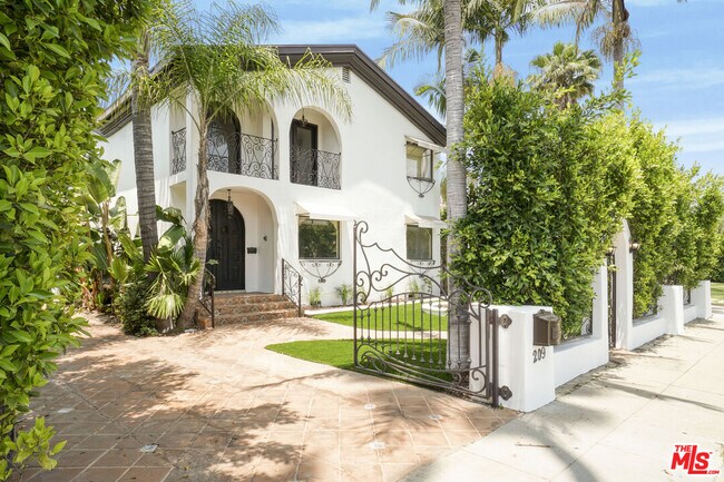 Building Photo - 209 N Doheny Dr