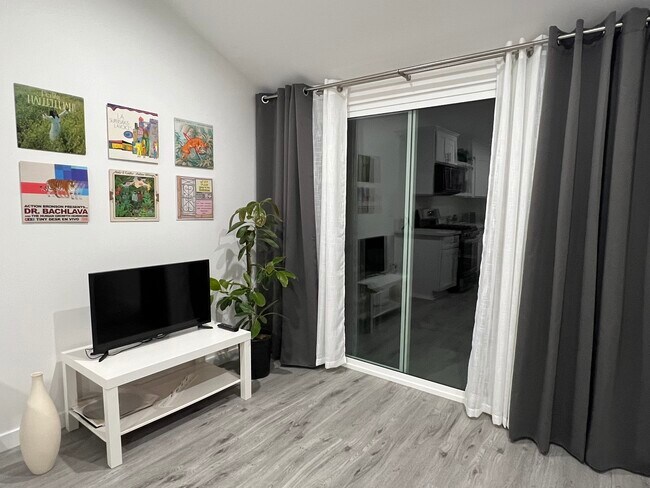 Sala de estar - noche - 4555 Narrot St