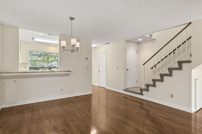 Foto del edificio - Beautiful 2-Bedroom 2.5Bathroom Mountain View Townhome