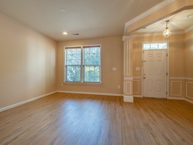 Building Photo - Beautiful Bright End Unit Town Home Steps ...