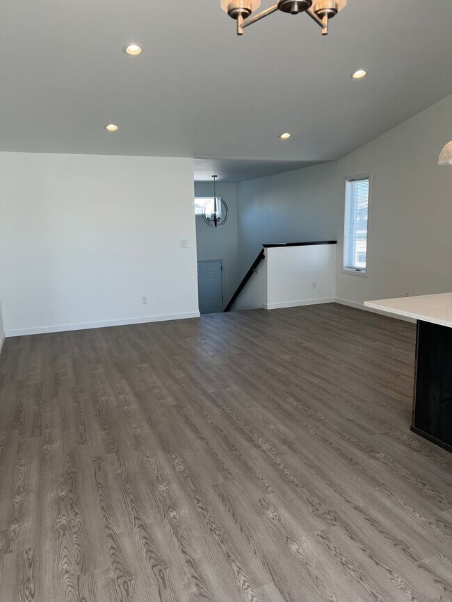 Building Photo - 4 Bedroom/3 Bathroom House