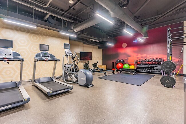 Building Photo - Huge Central Area Studio with PARKING and ...