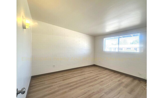 Building Photo - 3042 N Sparkman Blvd
