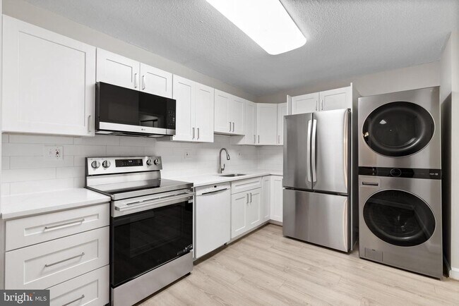 Foto del edificio - 8340 Greensboro Dr