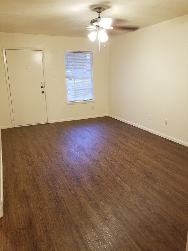 Foto del edificio - College Station - 2 bedroom / 1 bath Duple...