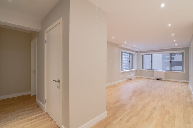 Building Photo - 3495 Rue De la Montagne