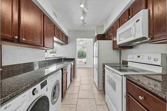 Foto del edificio - 618 Oakmont Ave