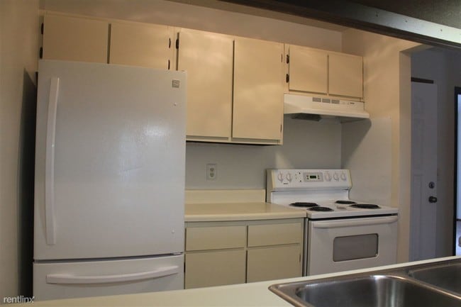 Building Photo - 1555 W Pond Dr