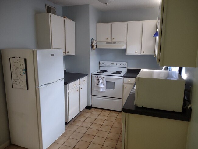 Foto del edificio - Lovely Two Bedroom/Two Bath Condo - THREE ...
