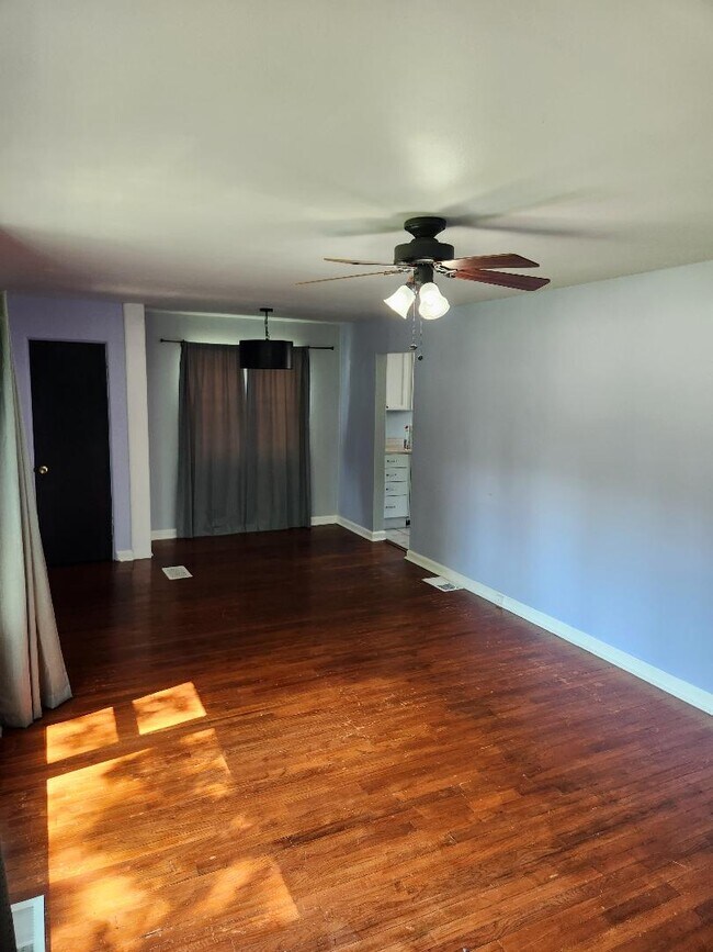 Building Photo - 1702 W White St