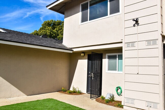 Building Photo - Olive (815) North