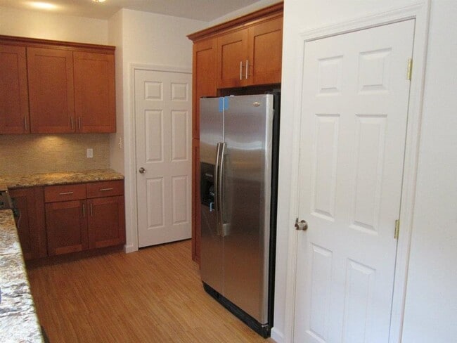 Building Photo - HUGE BEAUTIFUL RENOVATION.Large Bedrooms, ...