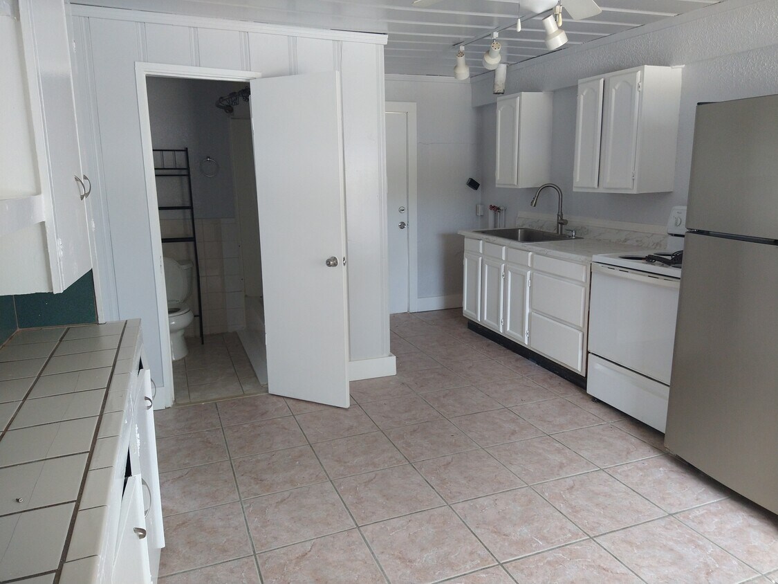 4390 43rd St N Unit B, Saint Petersburg, FL 33714 4390 43rd St N