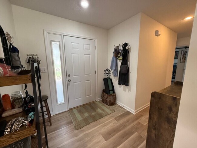 Foto del edificio - Spacious 4BR Home in Seven Oaks with Garage & Fenced Yard
