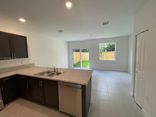 Foto del edificio - 2660 SE 19th St
