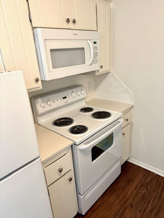 Foto del edificio - Beautiful updated interior 2 bedroom duple...