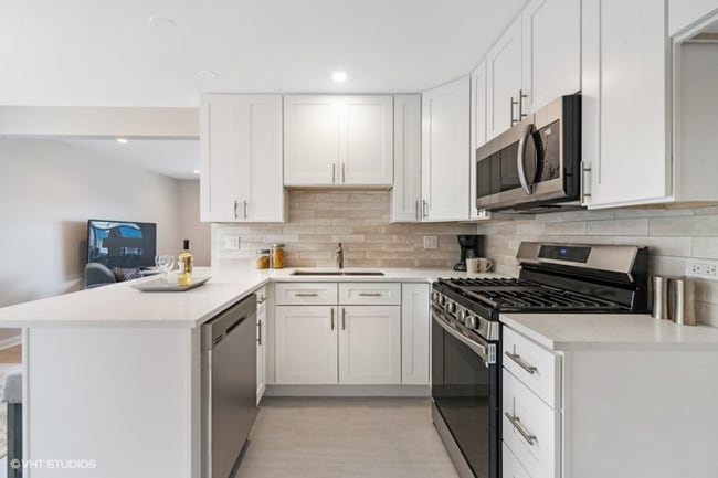 Building Photo - 6047 N Northwest Hwy